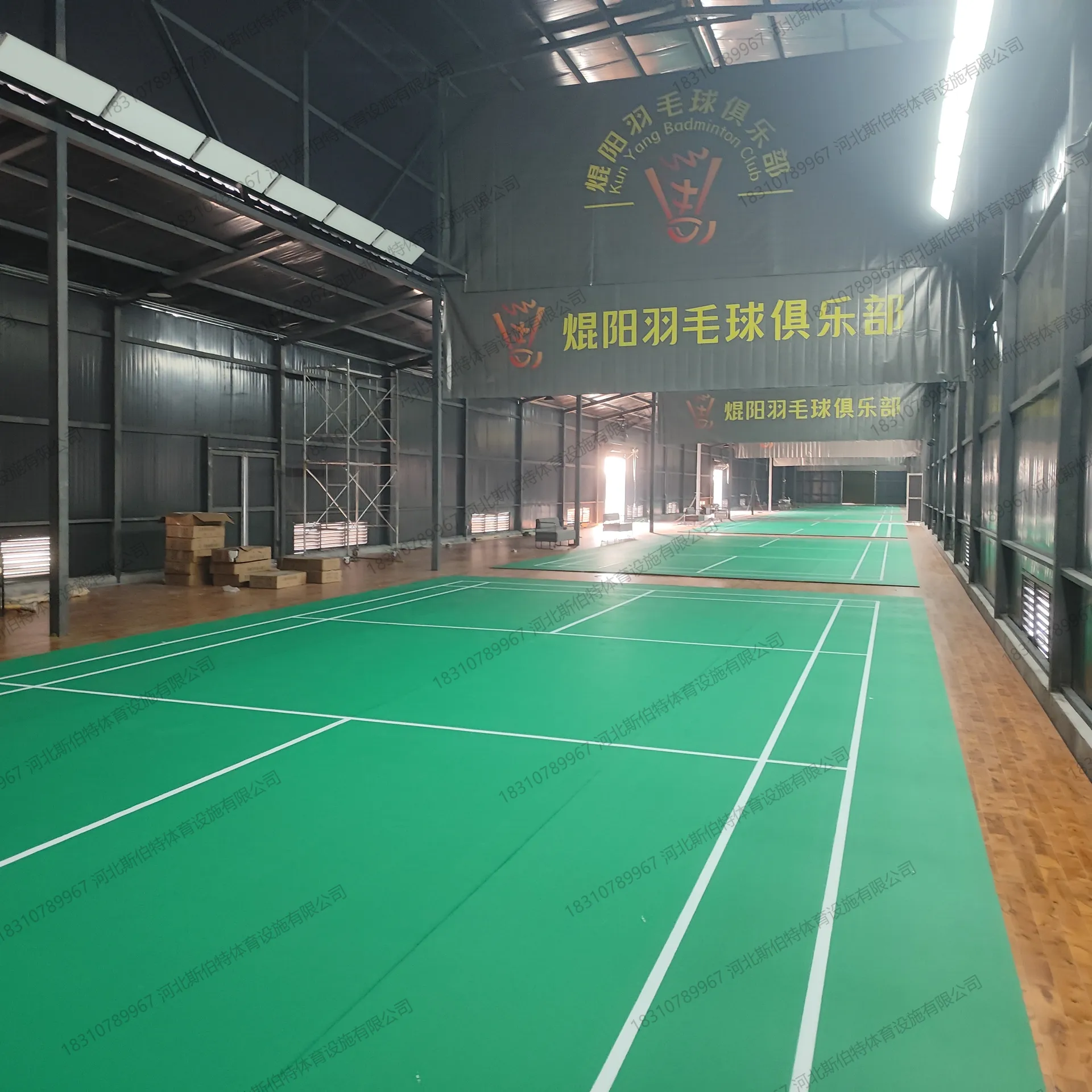 完工局部:枫桦木地板表面光泽适中,标线清晰