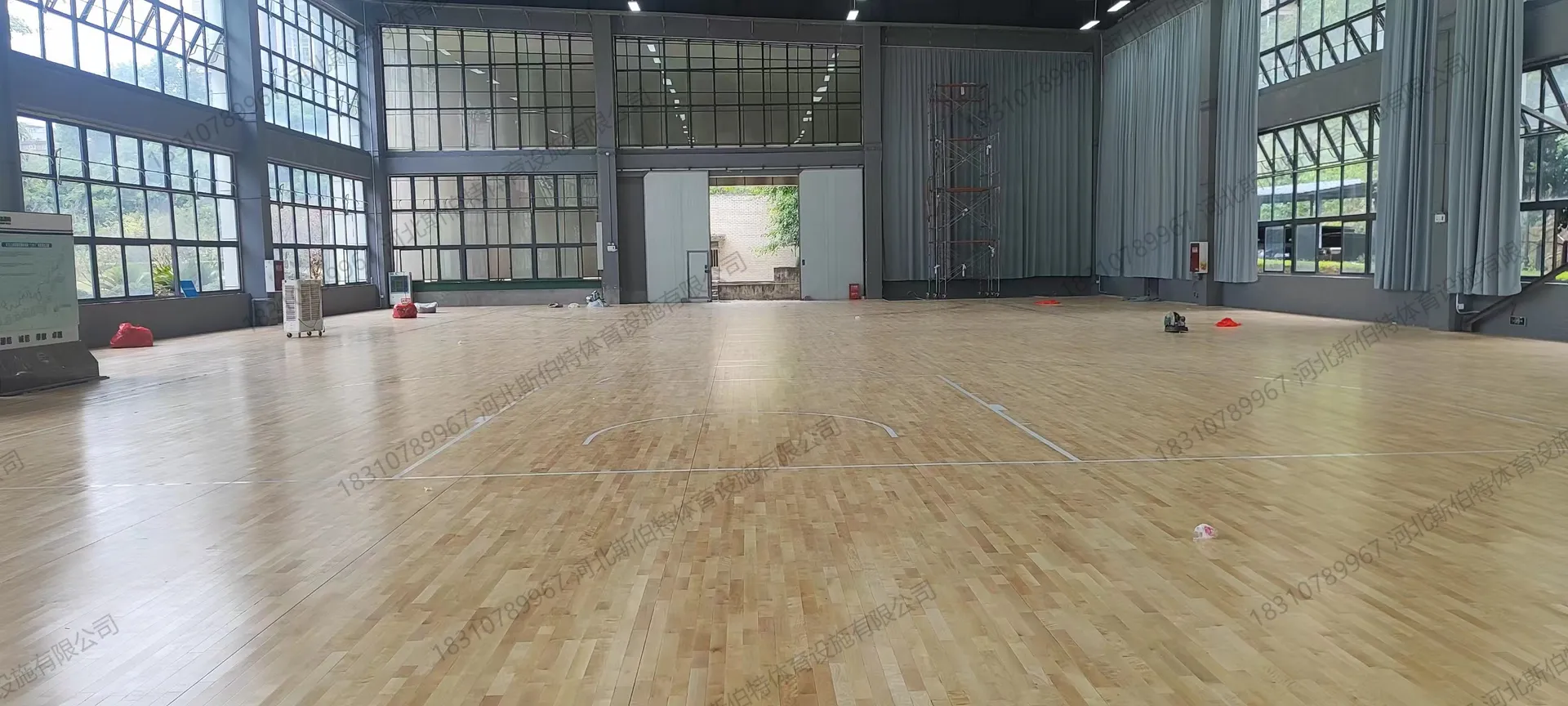 施工过程：木地板基层完工，旧篮球标线可见