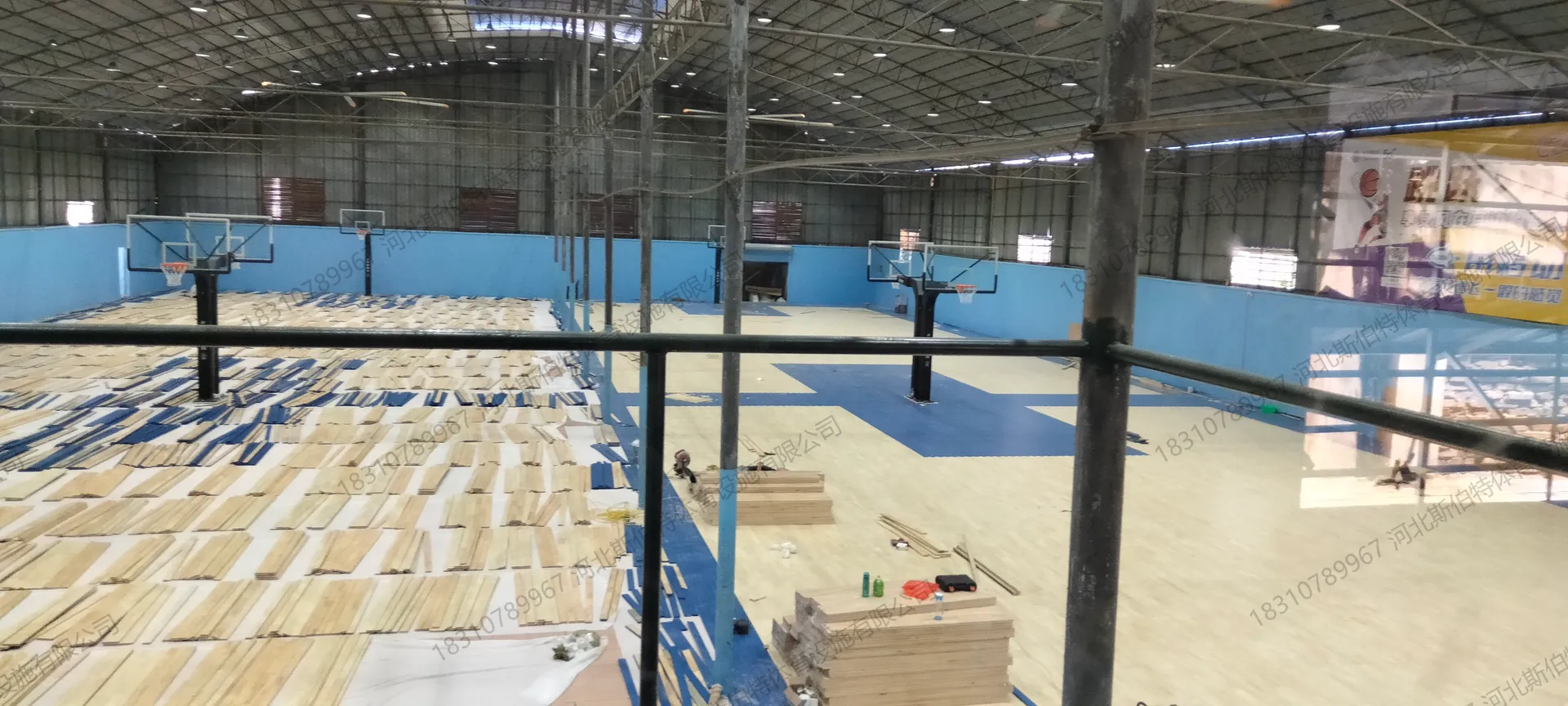 面板铺装施工：枫桦木面板铺设中，龙骨和毛地板分层结构可见