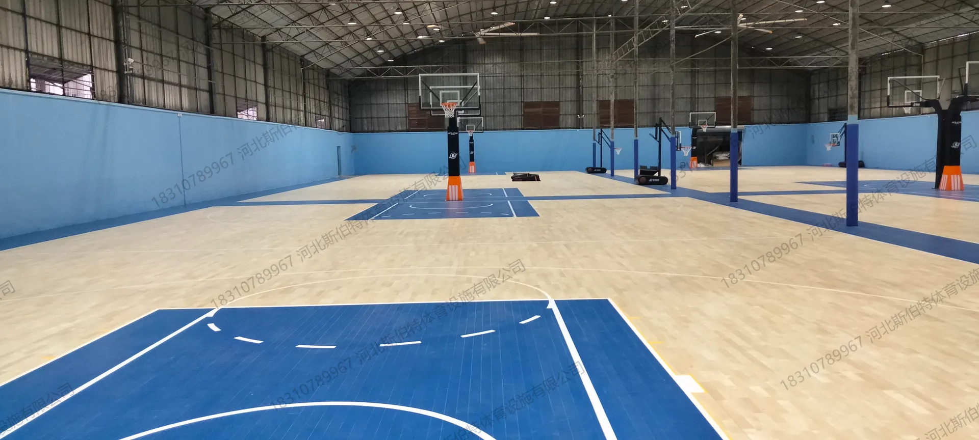 场地全景：大面积运动空间，灯阵均匀照明