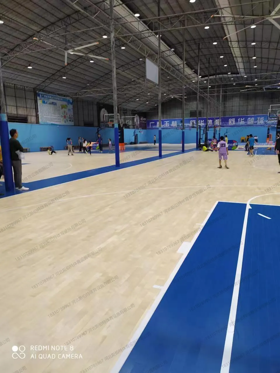 完工运营实景：拼色地板投入使用，色彩与原木色对比鲜明