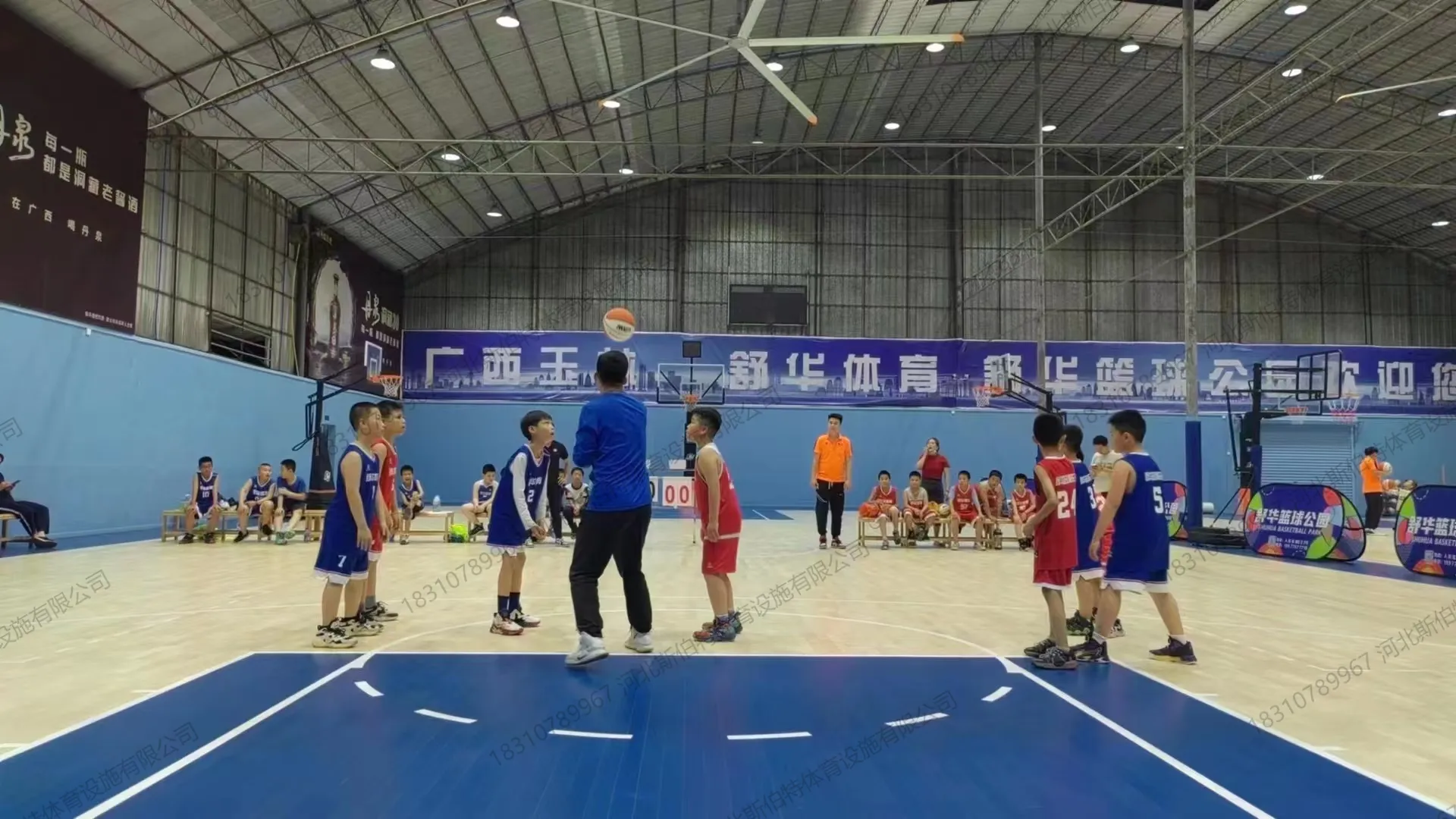 完工实景：拼色地板运营状态，色彩与原木色拼接成整体