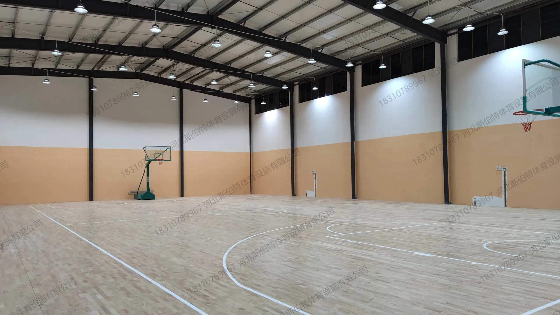 完工实景:枫桦木B级地板铺装完成,色差原木色自然分布,场馆敞亮
