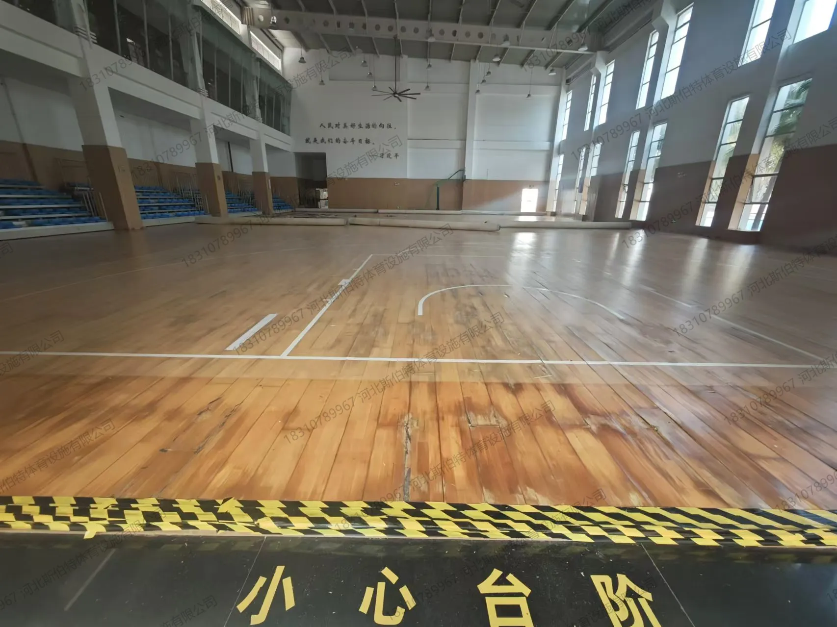漳州龙海招商文体馆：865平方米 枫桦木AB级加色双层龙骨运动木地板案例 - 第 6 张
