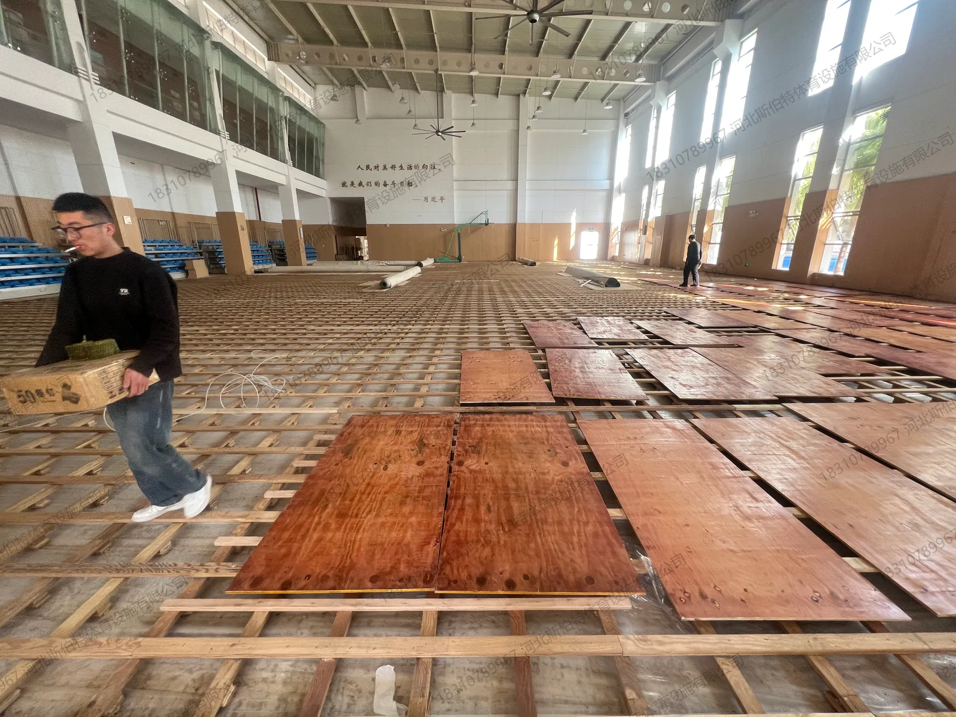 漳州龙海招商文体馆：865平方米 枫桦木AB级加色双层龙骨运动木地板案例 - 第 1 张