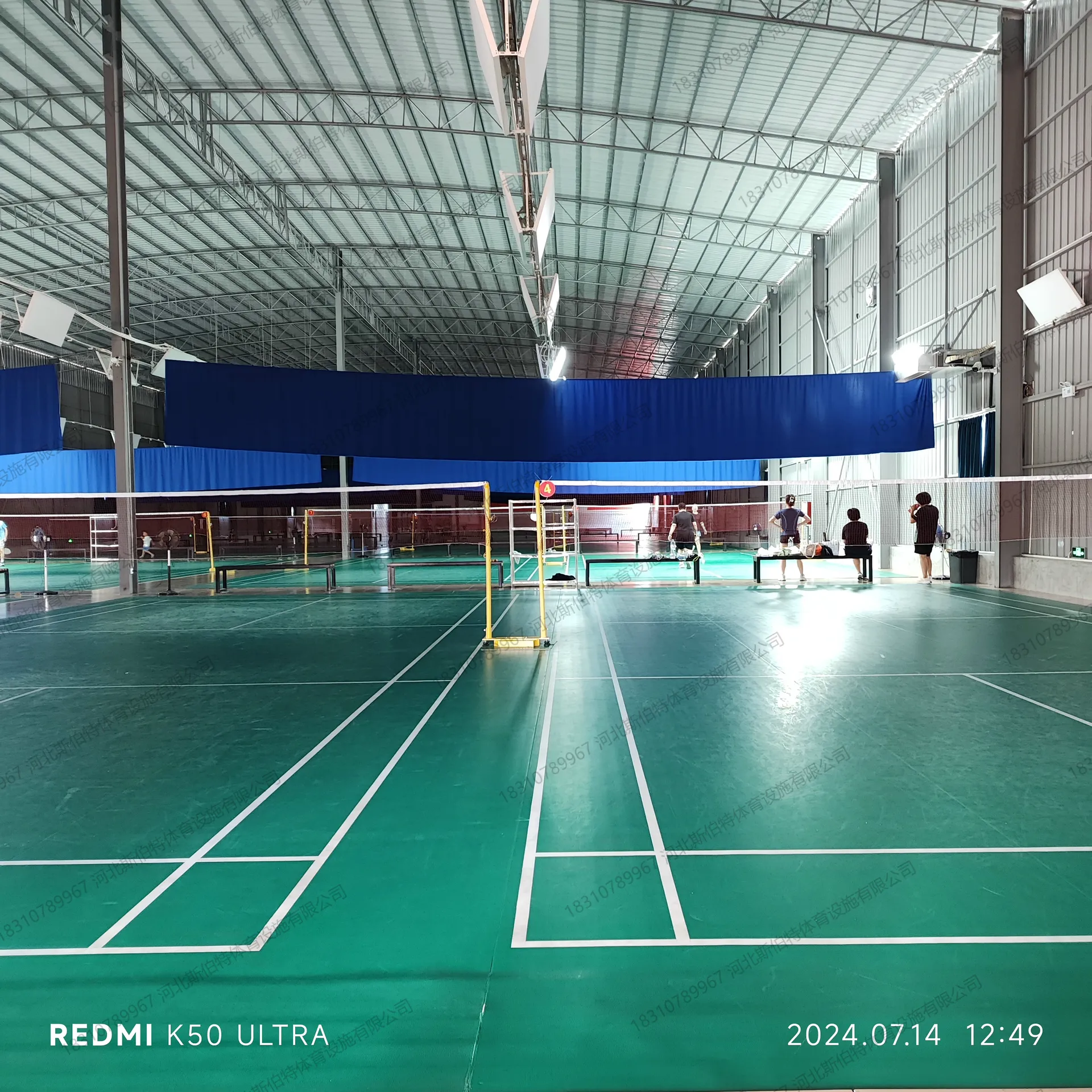 完工实景:绿色地胶面层整洁,标线清晰