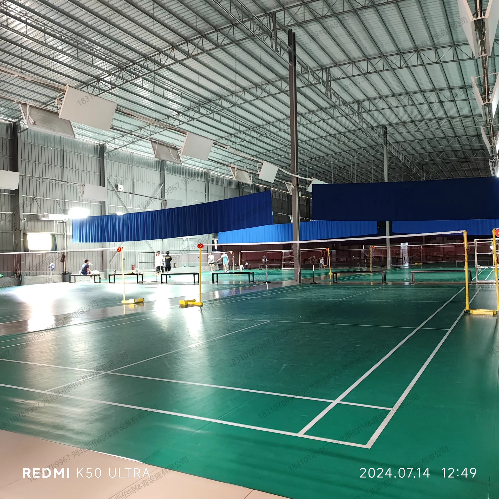 完工运营实景:多片场地并列,编号清晰,隔断帘分隔