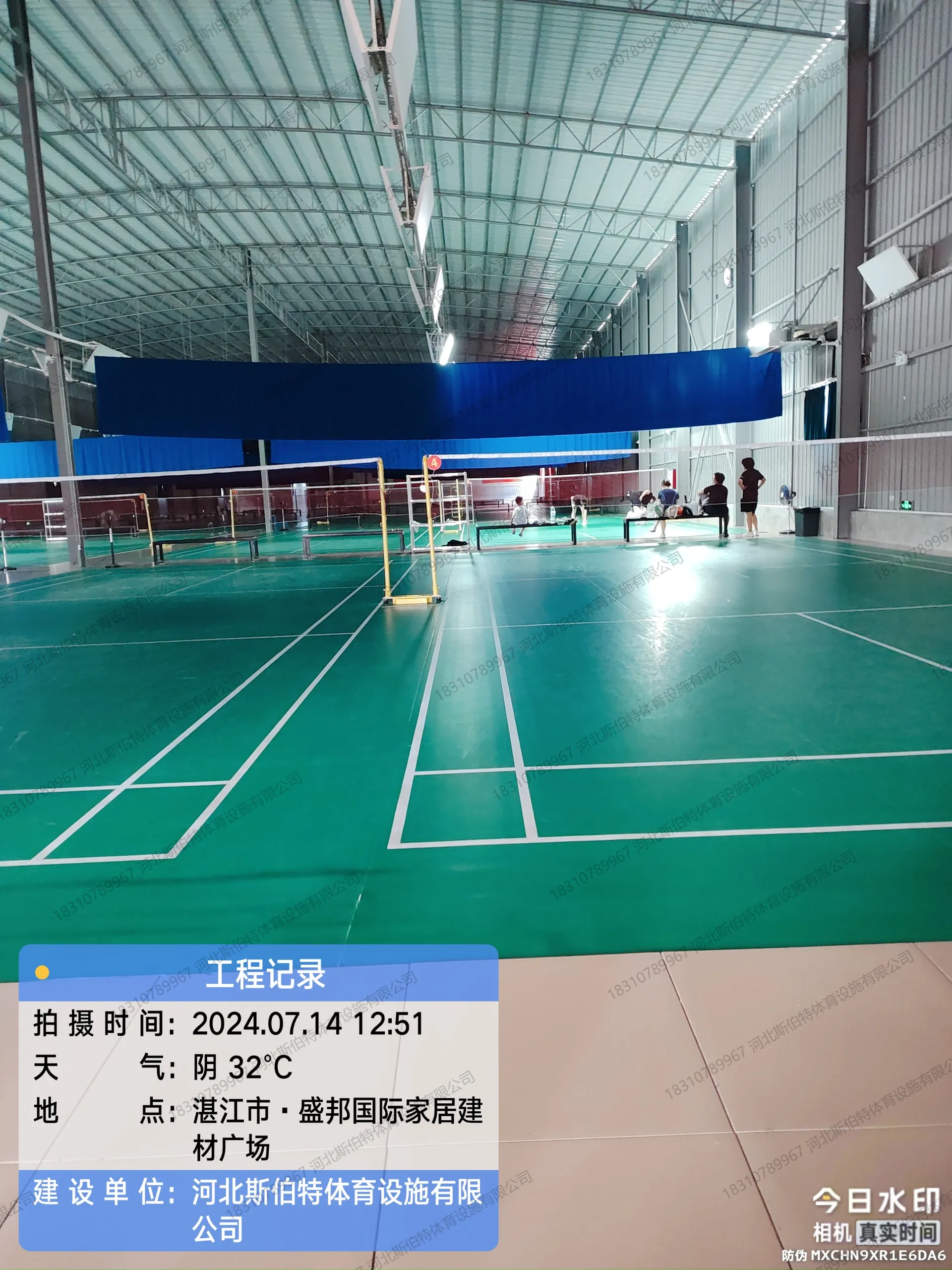 完工实景:场地投入使用,绿色地胶与原木色周边区对比
