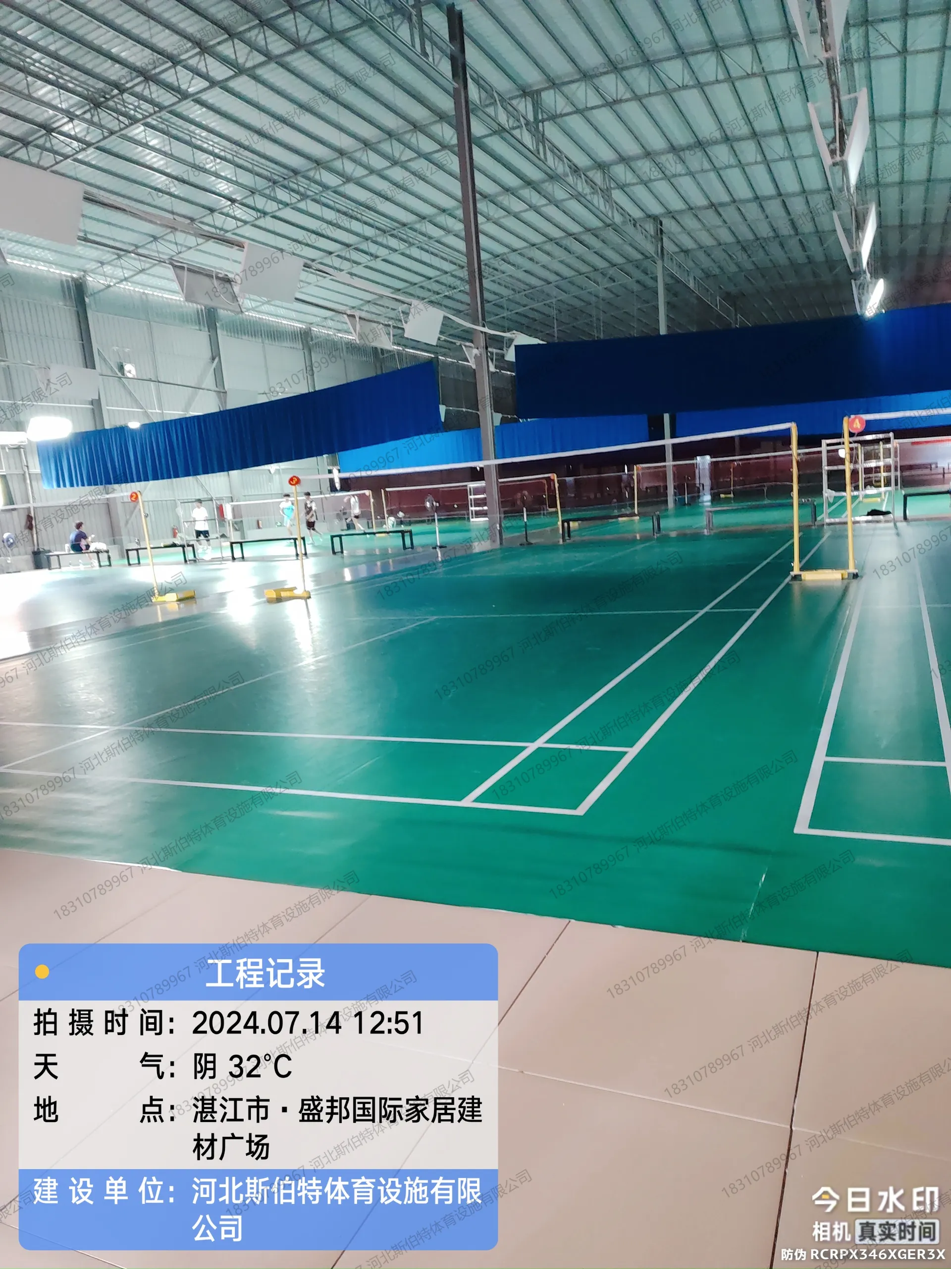 完工全景:绿色地胶与白色标线对比鲜明,广告横幅强化运动氛围