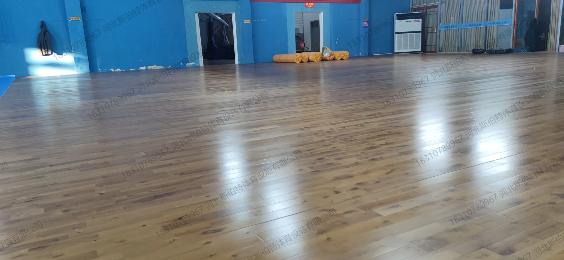 完工实景:枫桦木C级木地板铺装完成,暖棕色漆面带自然节疤,空间开阔