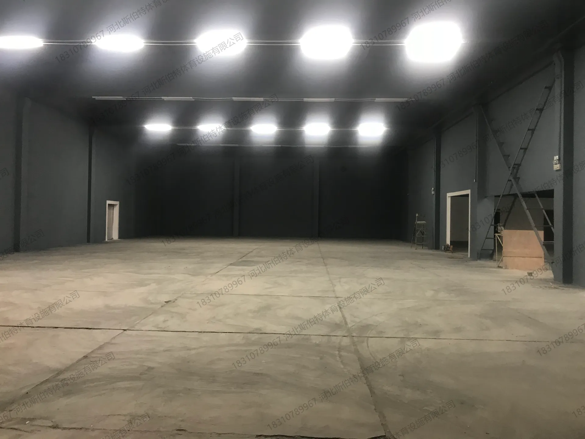 施工过程：水泥基层处理阶段，地面找平，深灰色墙面，LED照明就位