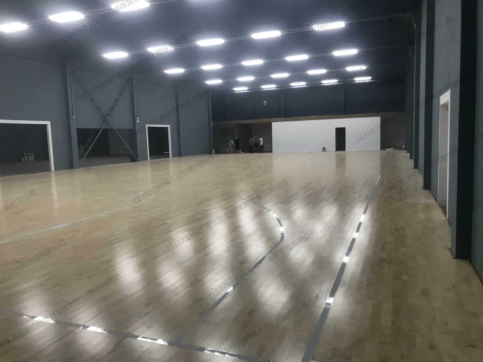 完工实景：枫桦木AB级原木色地板，浅木色明亮，纹理均匀，少量天然节疤