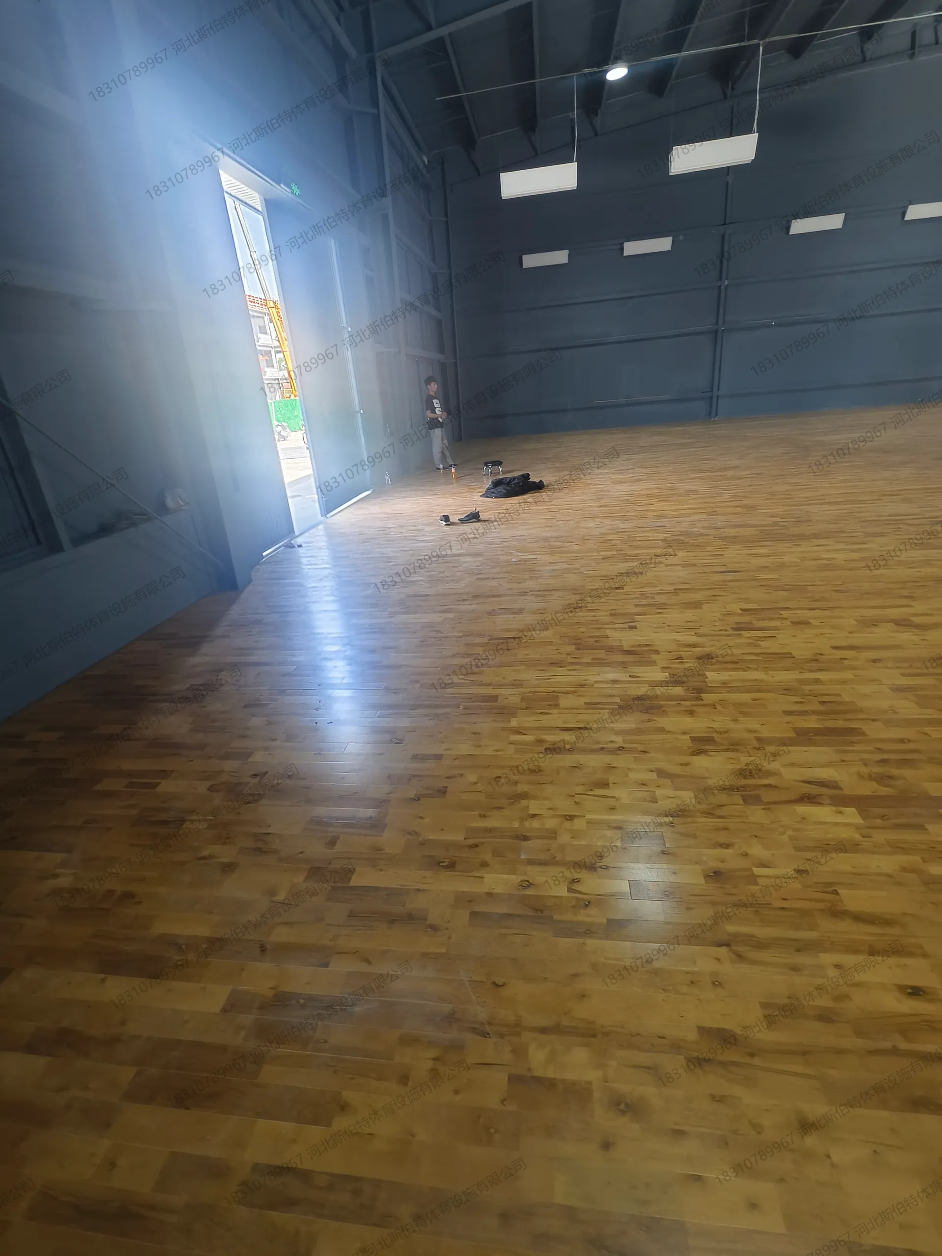 完工侧面：地板延伸至远处，厂房空间开阔